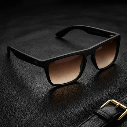 Lentes sol Lautaro Dark polarizados UV400 acetato flash silver sobre cuero negro detalle brass premium Bonoboss #editorial_polarizado #color_flash-silver