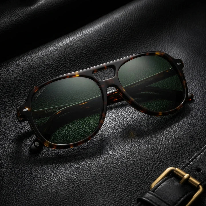 Lenses sun orson e.d polarized UV400 bio-acetate tortoise sobre black leather premium brass detail contraste bonoboss #editorial_polarizado #color_carey