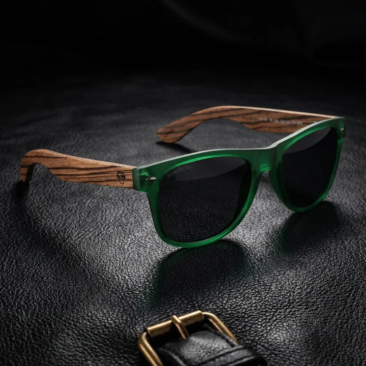 Lenses sun acacia polarized UV400 wood zebrawood forest smoke sobre black leather premium brass detail bonoboss #editorial_polarizado #color_forest-smoke