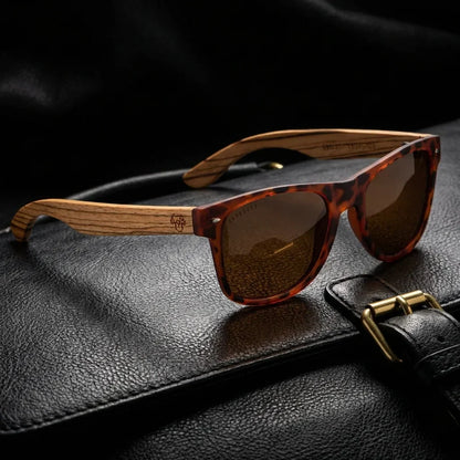 Lentes sol Acacia polarizados UV400 madera zebrano Carey Brown sobre cuero negro detalle brass premium Bonoboss #editorial_polarizado #color_carey-brown