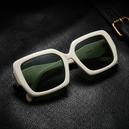 Lentes sol Alaska polarizados UV400 blanco sobre cuero negro detalle brass premium Bonoboss #editorial_polarizado #color_blanco