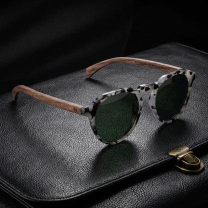 Lentes sol Galapagos polarizados UV400 acetato madera gris sobre cuero negro detalle brass premium Bonoboss #editorial_polarizado #color_gris