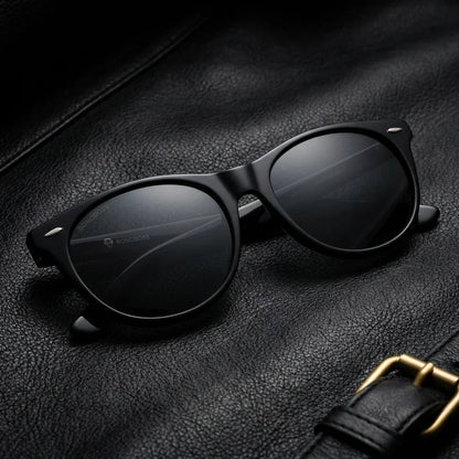 Lentes sol Hanga Roa polarizados UV400 bio-acetato negro sobre cuero negro detalle brass premium elegante Bonoboss #editorial_polarizado #color_negro