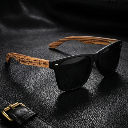 Lentes sol Acacia Designers polarizados UV400 llamas sobre cuero negro detalle brass premium Bonoboss #editorial_detail1 #color_llamas