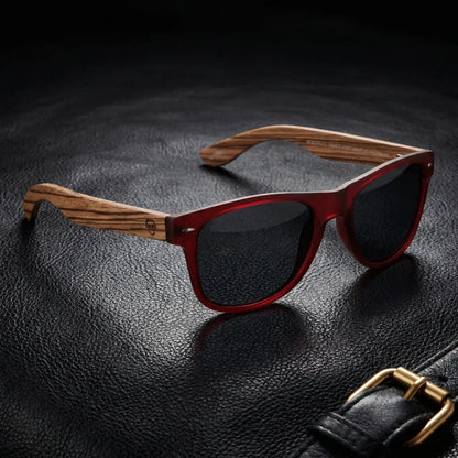 Lentes sol Acacia polarizados UV400 madera zebrano Wine Smoke sobre cuero negro detalle brass premium Bonoboss #editorial_polarizado #color_wine-smoke