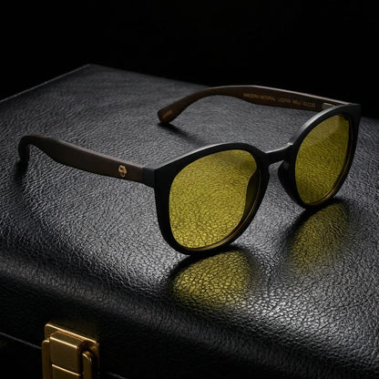 Lentes sol Meli Dark polarizados UV400 bio-acetato Amarillo sobre cuero negro detalle brass premium Bonoboss #editorial_grid1 #color_amarillo