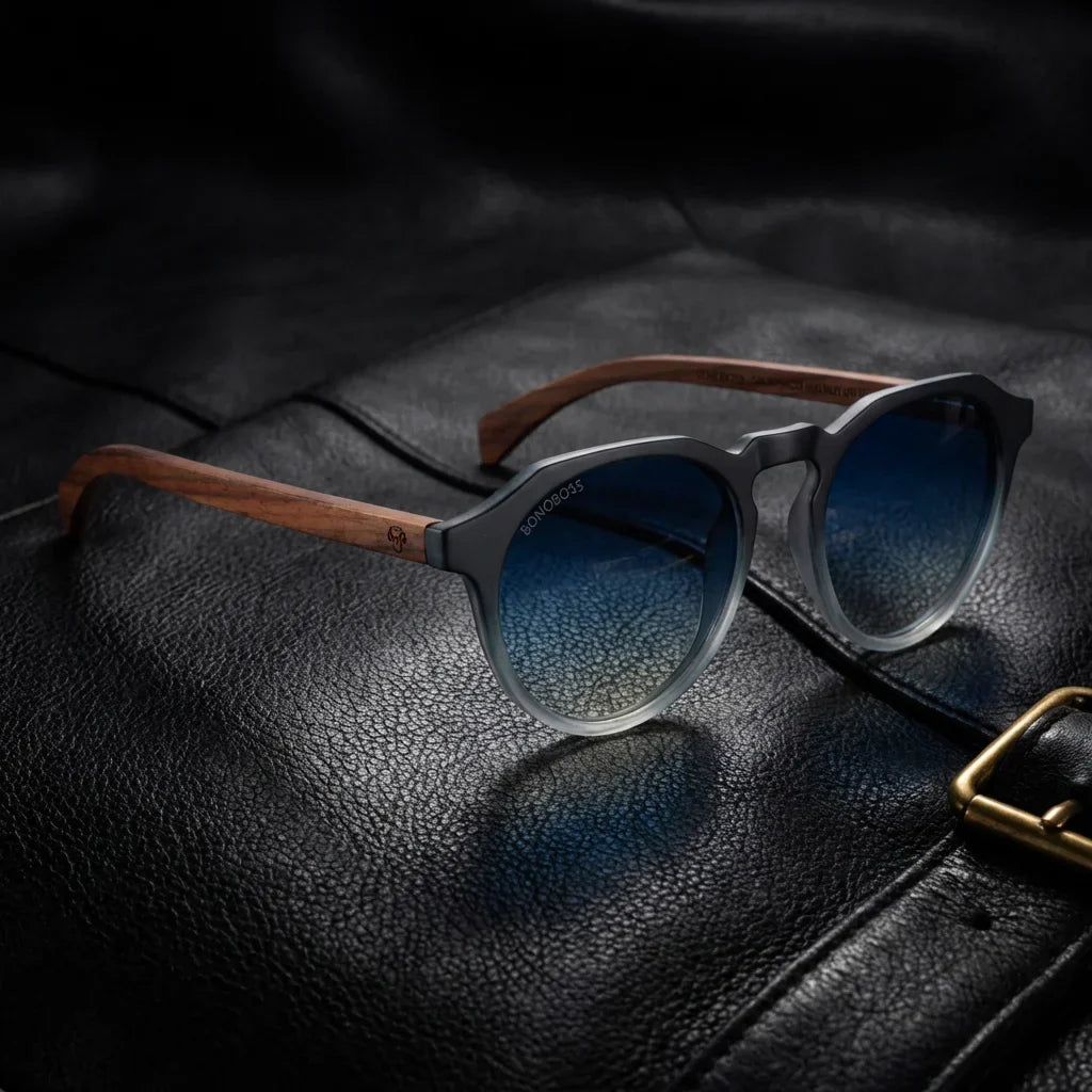 Lentes sol Galapagos polarizados UV400 acetato madera gradiente black sobre cuero negro detalle brass premium Bonoboss #editorial_polarizado #color_gradiente-black