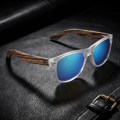 Lentes sol Acacia polarizados UV400 madera zebrano Transparente Espejado Azul sobre cuero negro detalle brass premium Bonoboss #editorial_polarizado #color_transparente-espejado-azul