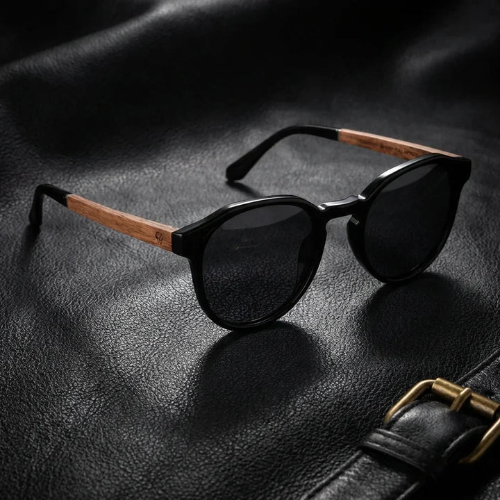 Lenses sun galapagos polarized UV400 wood nogal black sobre black leather premium brass detail bonoboss #editorial_polarizado #color_negro