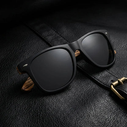 Lentes sol Acacia Designers polarizados UV400 waves sobre cuero negro detalle brass premium Bonoboss #editorial_polarizado #color_waves