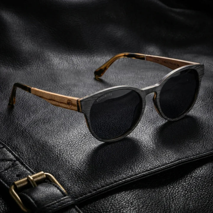 Lenses sun chiloe 110 wood polarized UV400 gray sobre black leather premium brass detail bonoboss #editorial_polarizado #color_gris