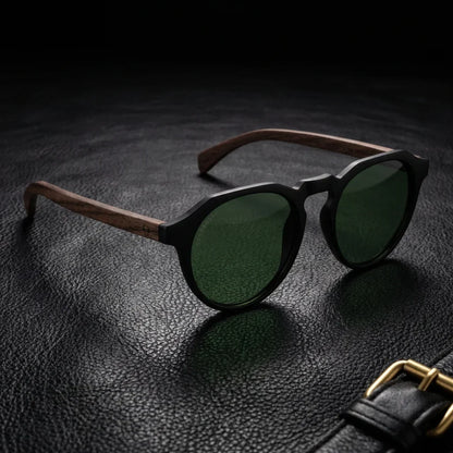 Lentes sol Galapagos polarizados UV400 acetato madera negro G15 sobre cuero negro detalle brass premium Bonoboss #editorial_polarizado #color_negro-g15