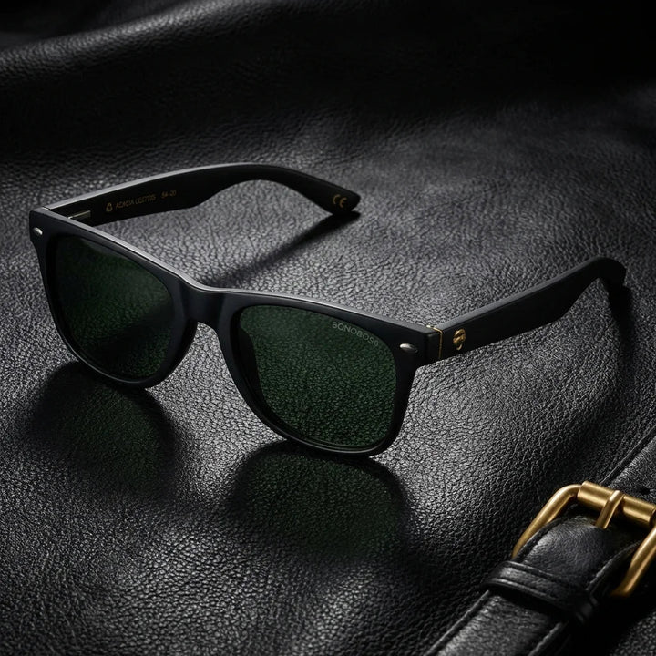 Lenses sun acacia dark polarized UV400 wood acacia g15 sobre black leather premium brass detail elegante bonoboss #editorial_polarizado #color_g15