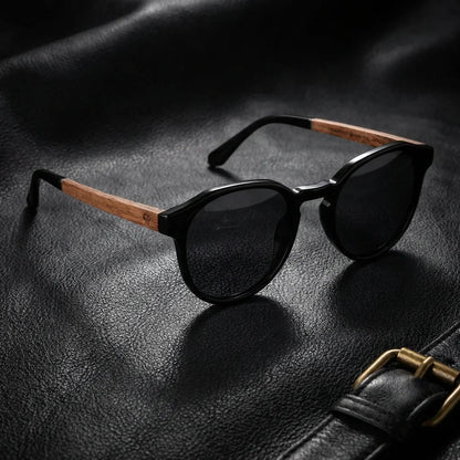 Lentes sol Galapagos polarizados UV400 madera nogal Negro sobre cuero negro detalle brass premium Bonoboss #editorial_polarizado #color_negro