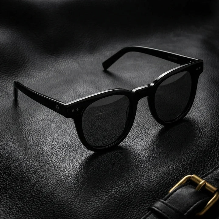 Lenses sun meli polarized UV400 bio-acetate black sobre black leather premium brass detail elegante bonoboss #editorial_polarizado #color_negro