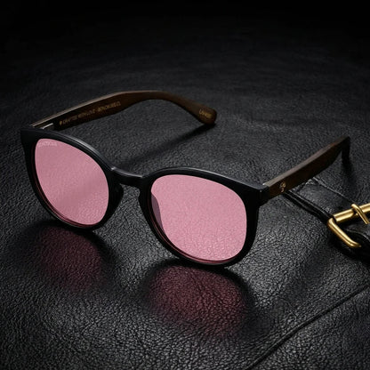 Lentes sol Meli Dark polarizados UV400 bio-acetato Rosado sobre cuero negro detalle brass premium Bonoboss #editorial_grid1 #color_rosado