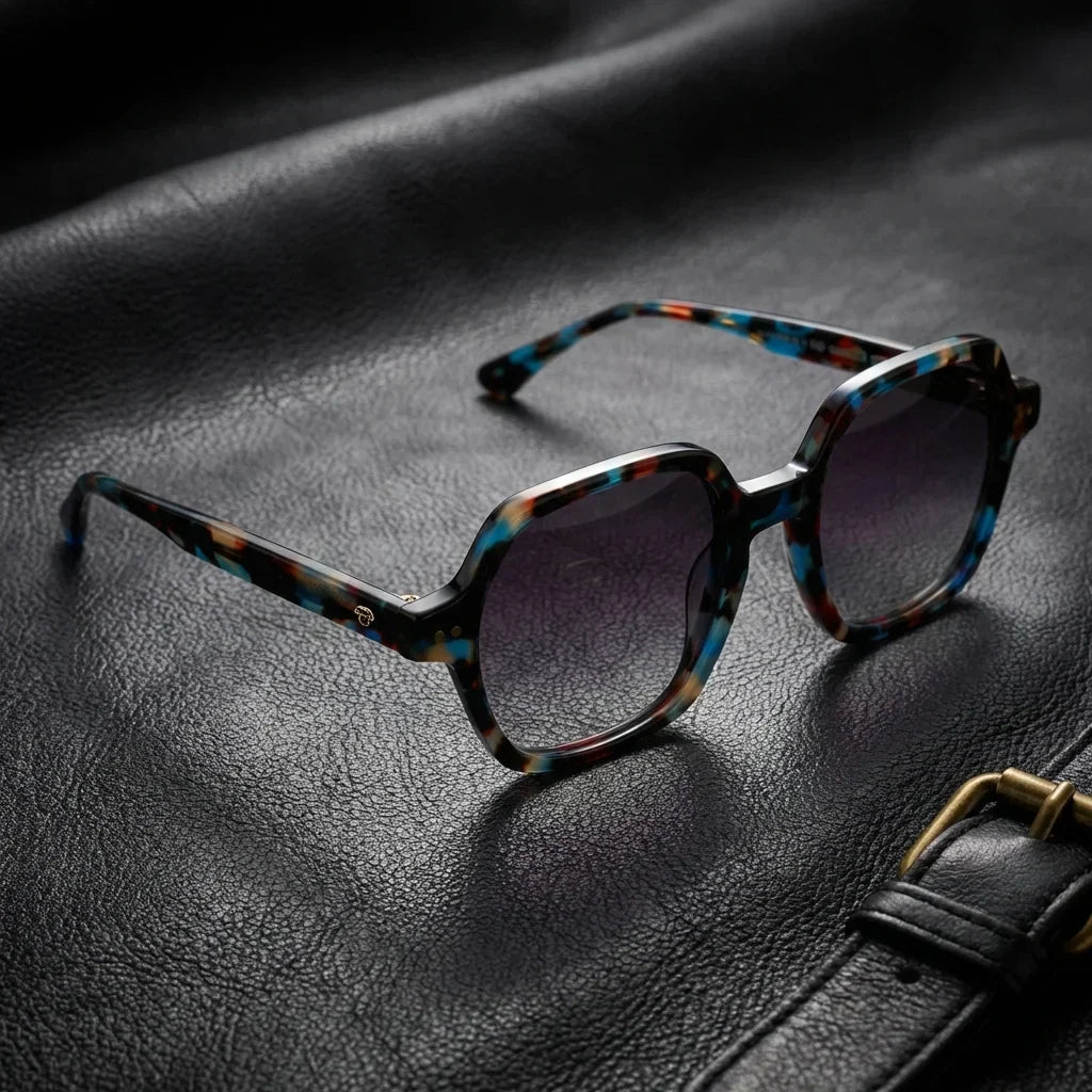 Lentes sol Canarias polarizados UV400 bio-acetato Azul sobre cuero negro detalle brass premium Bonoboss #editorial_polarizado #color_azul