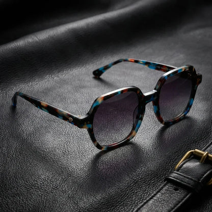 Lentes sol Canarias polarizados UV400 bio-acetato Azul sobre cuero negro detalle brass premium Bonoboss #editorial_polarizado #color_azul