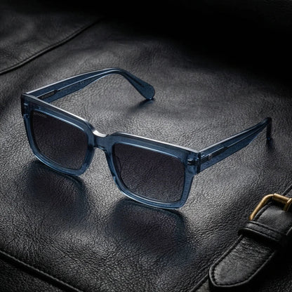 Lentes sol Amsterdam polarizados UV400 azul sobre cuero negro detalle brass premium Bonoboss #editorial_polarizado #color_azul