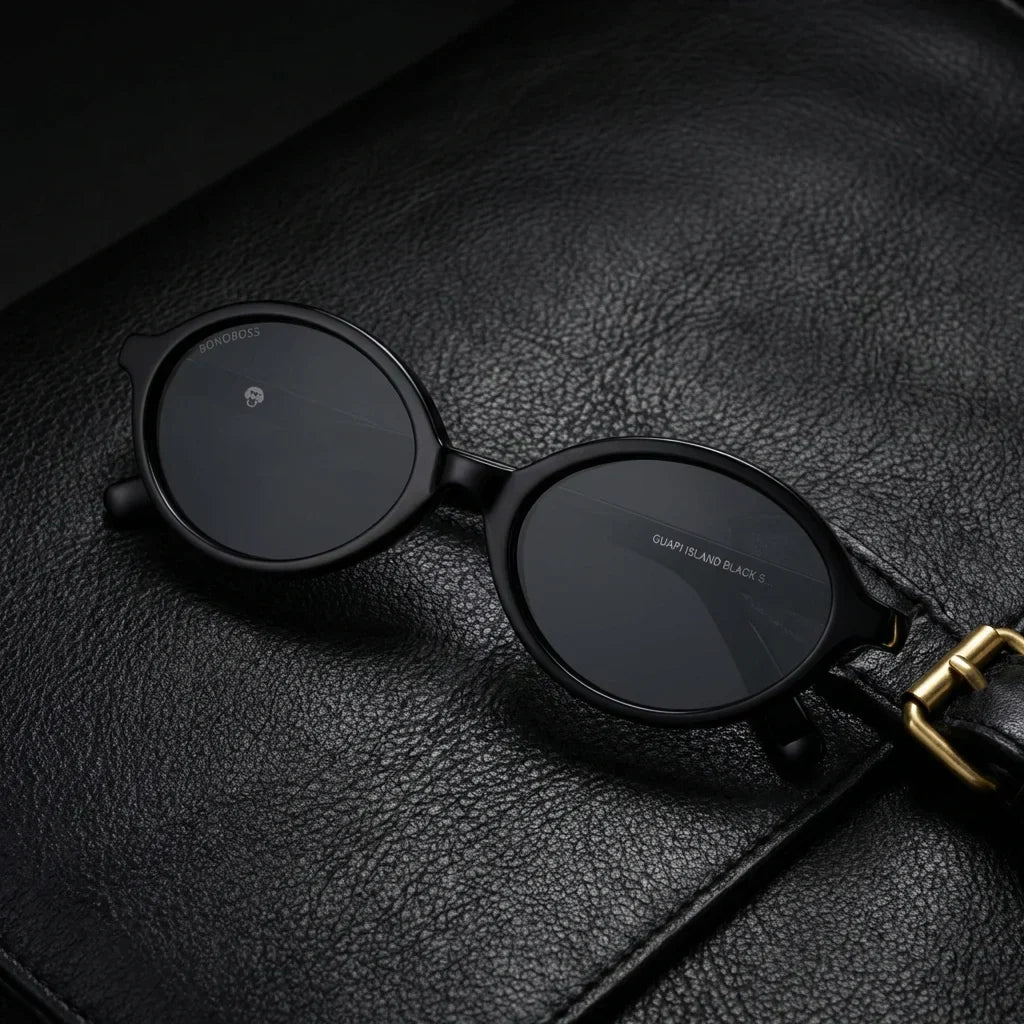 Lentes sol Guapi Island polarizados UV400 bio-acetato negro sobre cuero negro detalle brass premium contraste Bonoboss #editorial_grid1 #color_negro