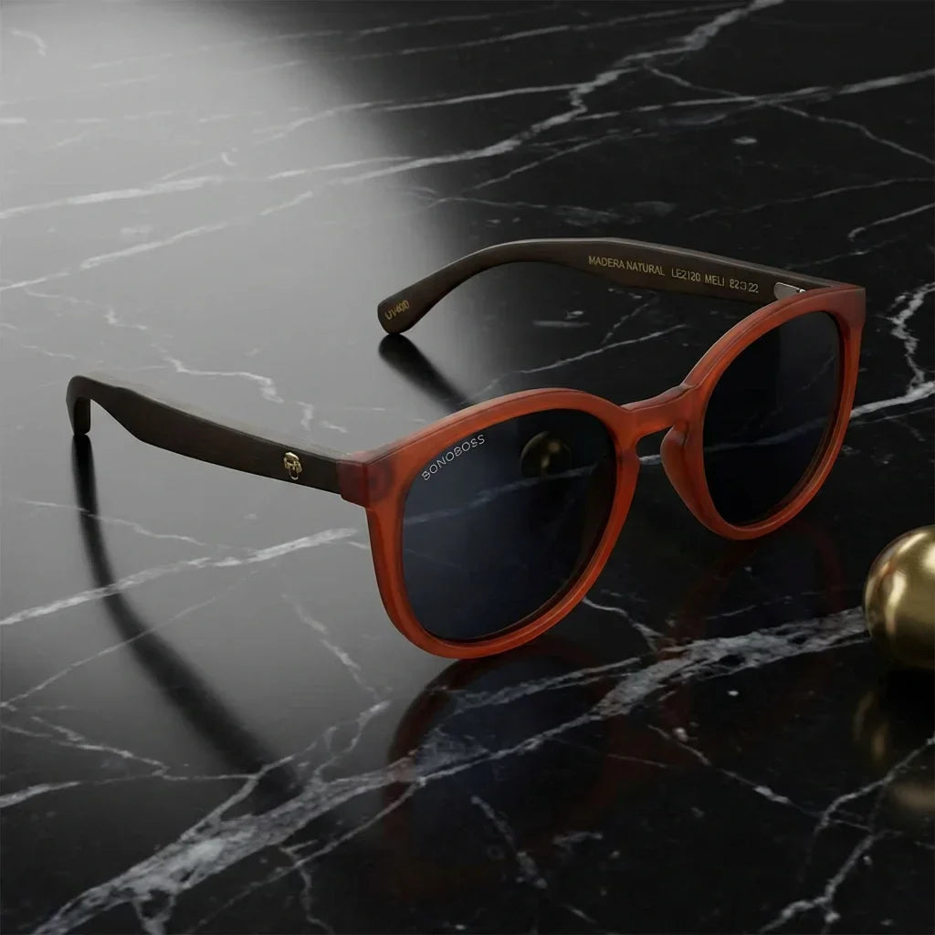 Lentes sol Meli Wine polarizados UV400 madera wine polarizado Negro sobre marmol negro Bonoboss #editorial_grid1 #color_negro