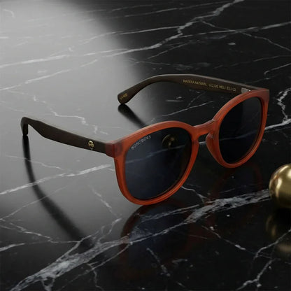 Lentes sol Meli Wine polarizados UV400 madera wine polarizado Negro sobre marmol negro Bonoboss #editorial_grid1 #color_negro