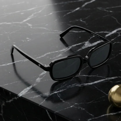Lentes sol Navarino polarizados UV400 bio-acetato negro sobre marmol negro superficie premium elegante Bonoboss #editorial_polarizado #color_negro