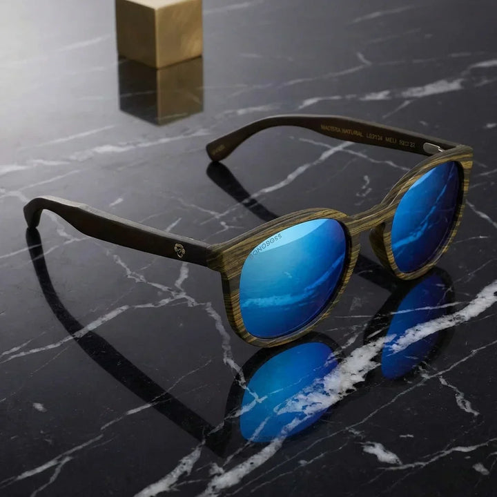 Lenses sun meli ebony polarized wood ebony polarized mirrored blue botanical composition monstera tropical bonoboss #editorial_grid2 #color_espejado-azul