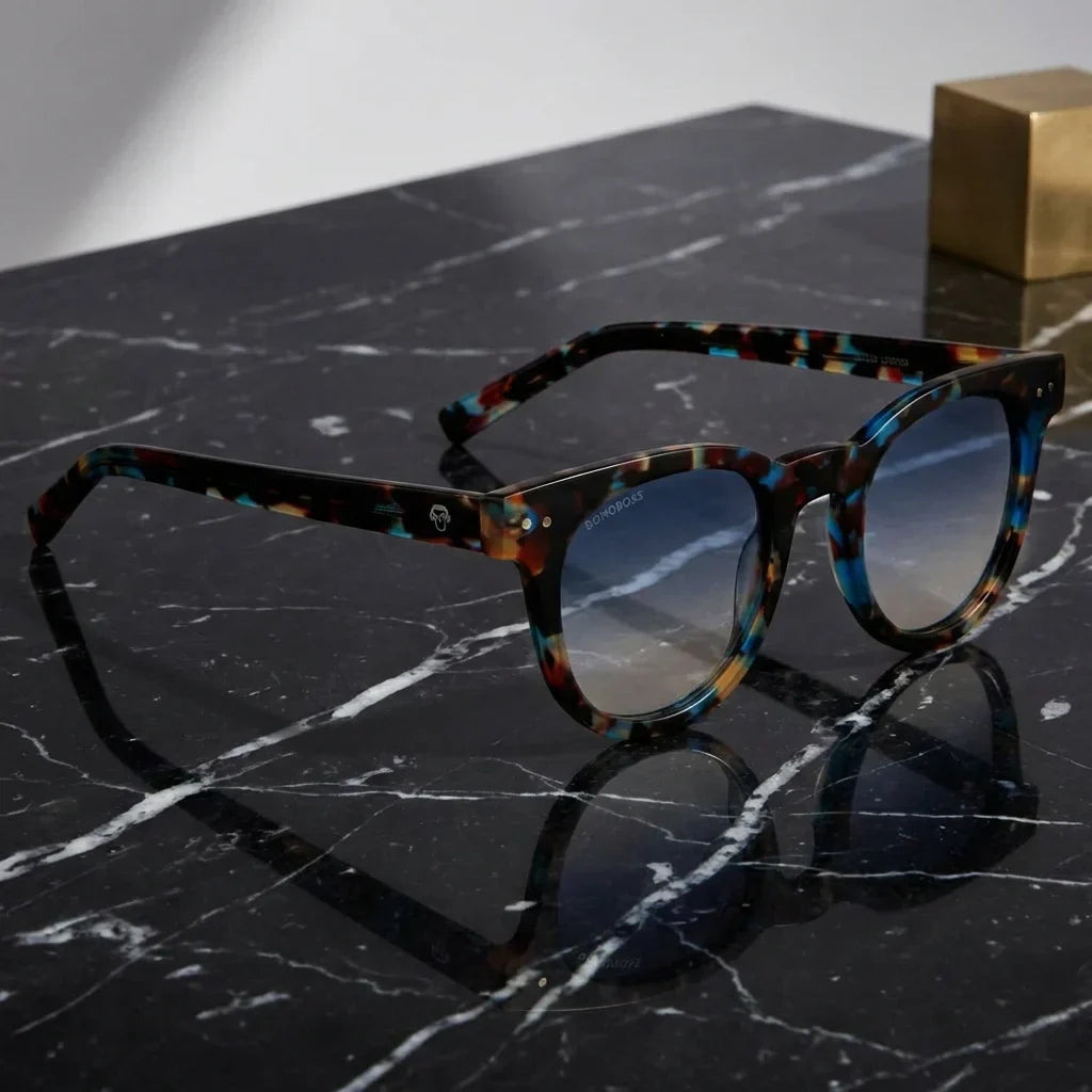 Lentes sol Meli polarizados UV400 bio-acetato azul marble sobre marmol negro contraste elegante premium Bonoboss #editorial_grid1 #color_azul-marble