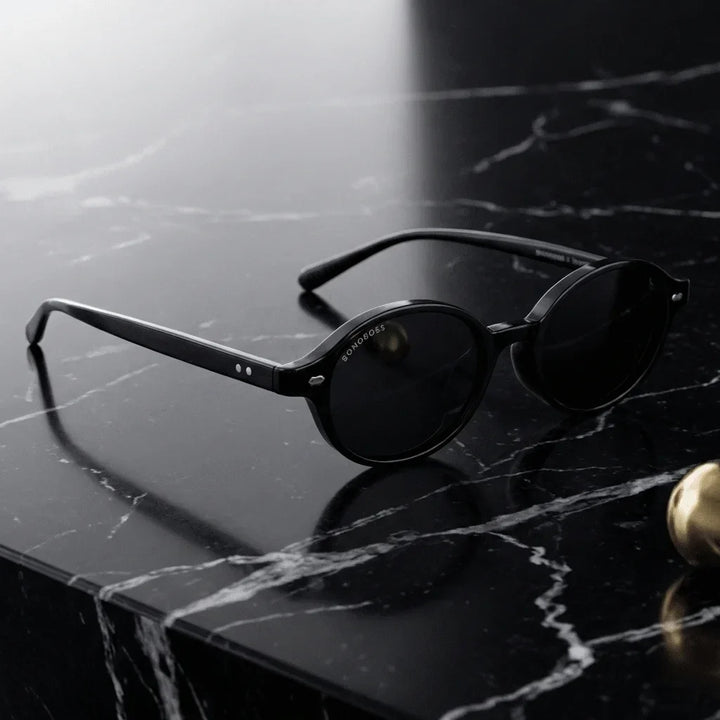 Lenses sun capri polarized UV400 rpet recycled black sobre marmol black superficie premium elegante bonoboss #editorial_polarizado #color_black