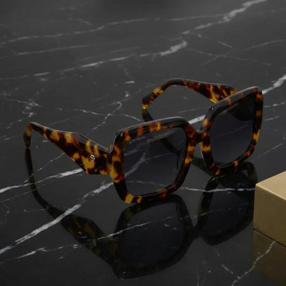 Lentes sol Alaska polarizados UV400 carey sobre marmol negro superficie elegante Bonoboss #editorial_grid1 #color_carey