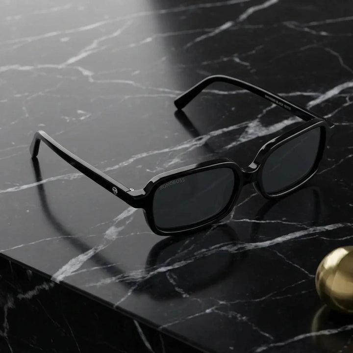Lenses sun navarino polarized UV400 bio-acetate black sobre marmol black superficie premium elegante bonoboss #editorial_polarizado #color_negro