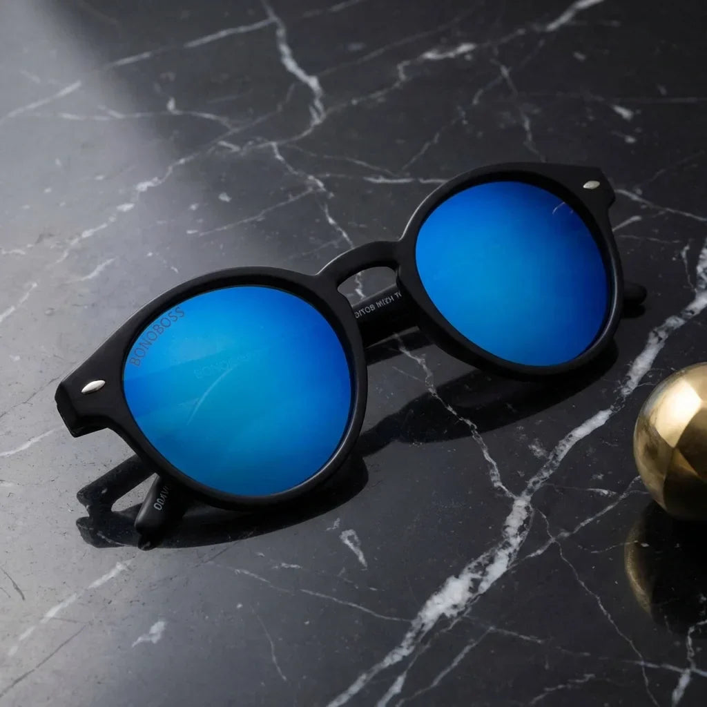 Lentes sol Joplin RPET polarizados UV400 RPET reciclado del oceano espejado azul sobre marmol negro superficie premium elegante Bonoboss #editorial_polarizado #color_espejado-azul