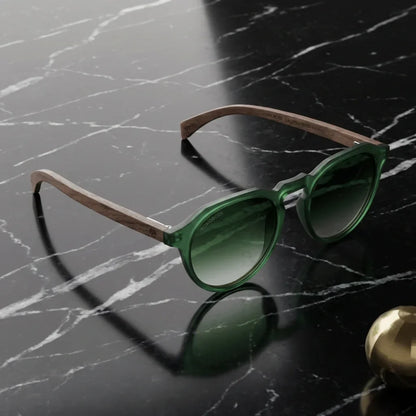 Lentes sol Galapagos polarizados UV400 acetato madera forest sobre marmol negro superficie elegante Bonoboss #editorial_polarizado #color_forest