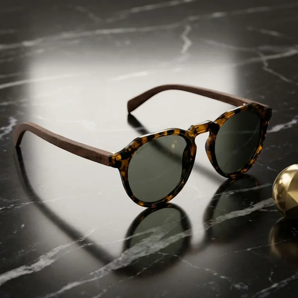 Lentes sol Galapagos polarizados UV400 acetato madera carey sobre marmol negro superficie elegante Bonoboss #editorial_polarizado #color_carey