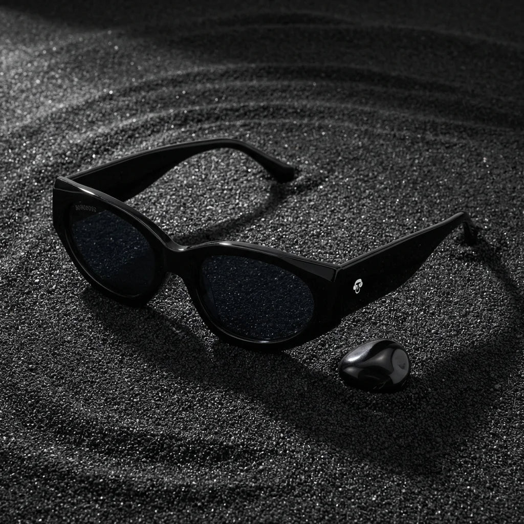 Lenses sun milan polarized UV400 bio-acetate black sobre arena negra textura volcanica contraste bonoboss #editorial_polarizado #color_negro