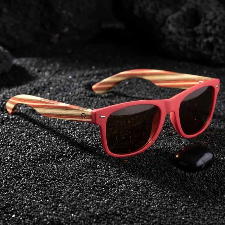 Lenses sun acacia polarized UV400 wood zebrawood pink brown sobre arena negra volcanica bonoboss #editorial_sustentabilidad #color_rosado-brown