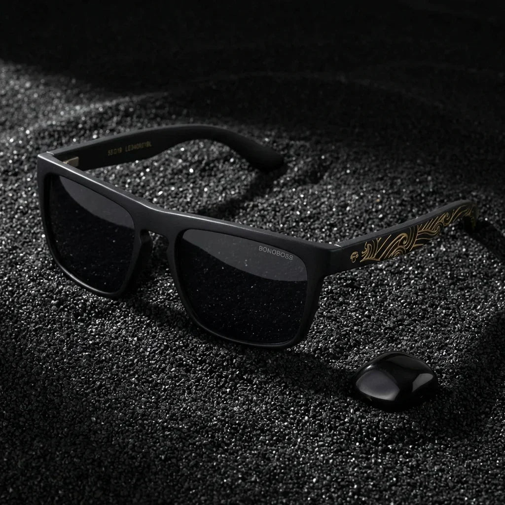 Lentes sol Lautaro Dark Designer's polarizados UV400 madera waves sobre arena negra textura volcanica contraste Bonoboss #editorial_grid1 #color_waves