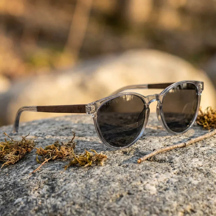 Lenses sun chiloe 220 black polarized UV400 clear sobre piedra patagonica textura natural bonoboss #editorial_grid1 #color_transparente