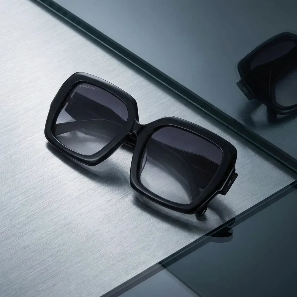 Lentes sol Alaska polarizados UV400 negro sobre superficie metal brushed industrial Bonoboss #editorial_grid1 #color_negro