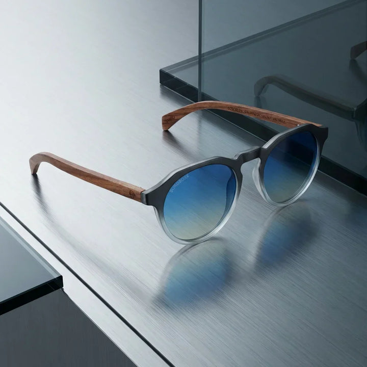 Sunglasses hexagonales polarized with wooden temples men and women. angled view with wooden temples natural nogal and marco recycled plastic eyewear polarized with marco blue and lenses polarized black Bonoboss #color_ocean