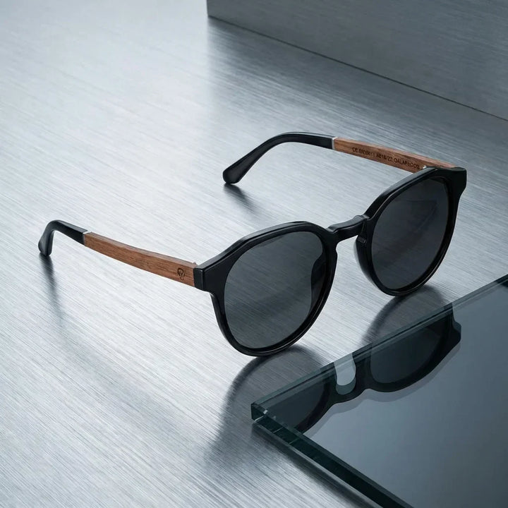 Lenses sun galapagos polarized UV400 wood nogal black sobre brushed metal industrial surface bonoboss #editorial_grid1 #color_negro