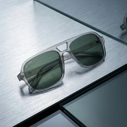 Lentes sol Orson RPET polarizados UV400 reciclado transparente sobre metal brushed superficie industrial Bonoboss #editorial_grid1 #color_transparente