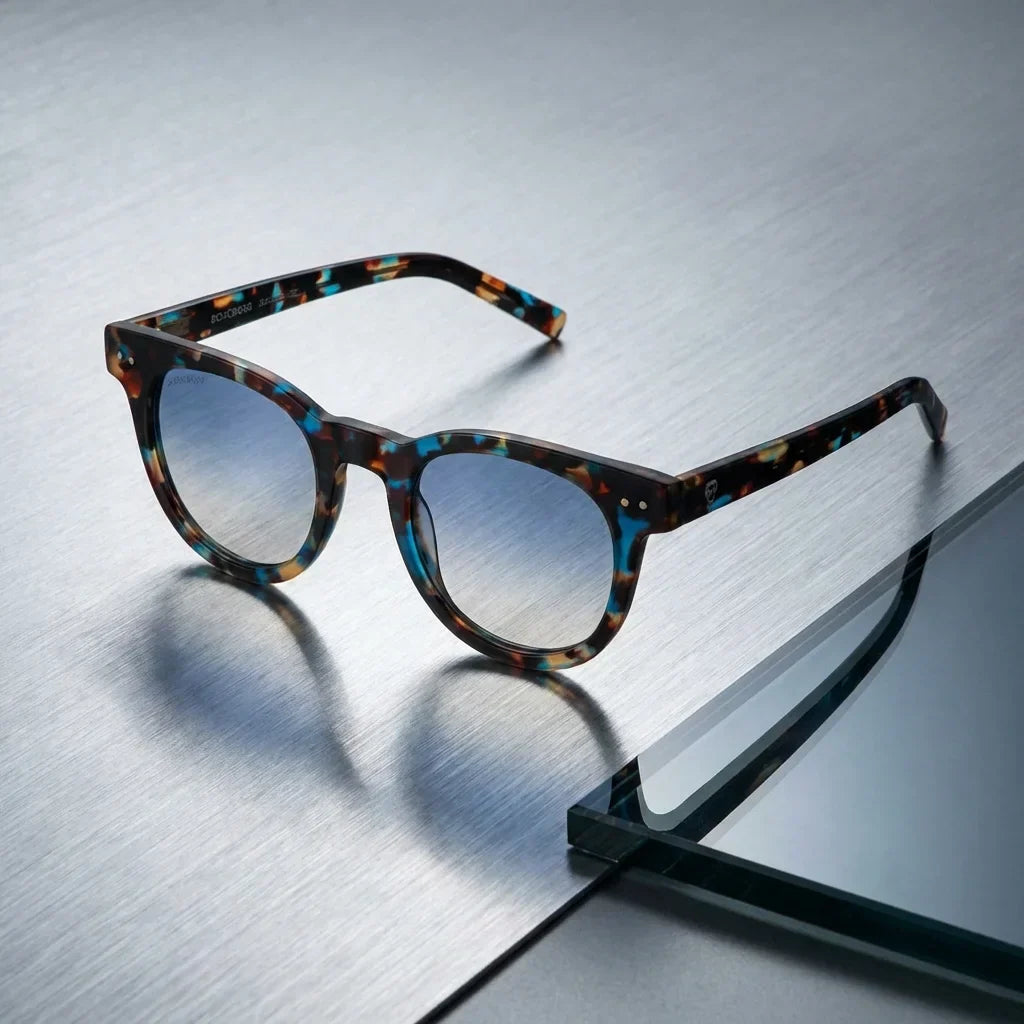 Lentes sol Meli polarizados UV400 bio-acetato azul marble sobre metal cepillado superficie industrial premium Bonoboss #editorial_polarizado #color_azul-marble