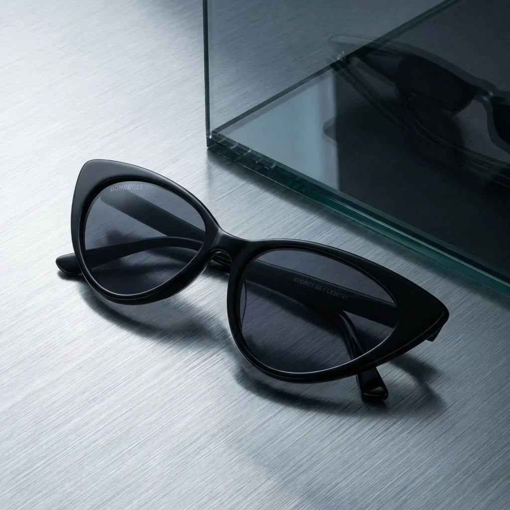 Lentes sol Audrey Red polarizados UV400 negro sobre superficie metal brushed industrial Bonoboss #editorial_grid1 #color_negro