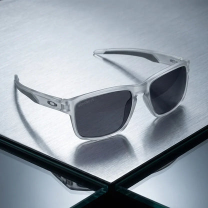 Lentes sol Lautaro RPET polarizados UV400 RPET reciclado transparente sobre superficie metal brushed industrial Bonoboss #editorial_grid1 #color_transparente