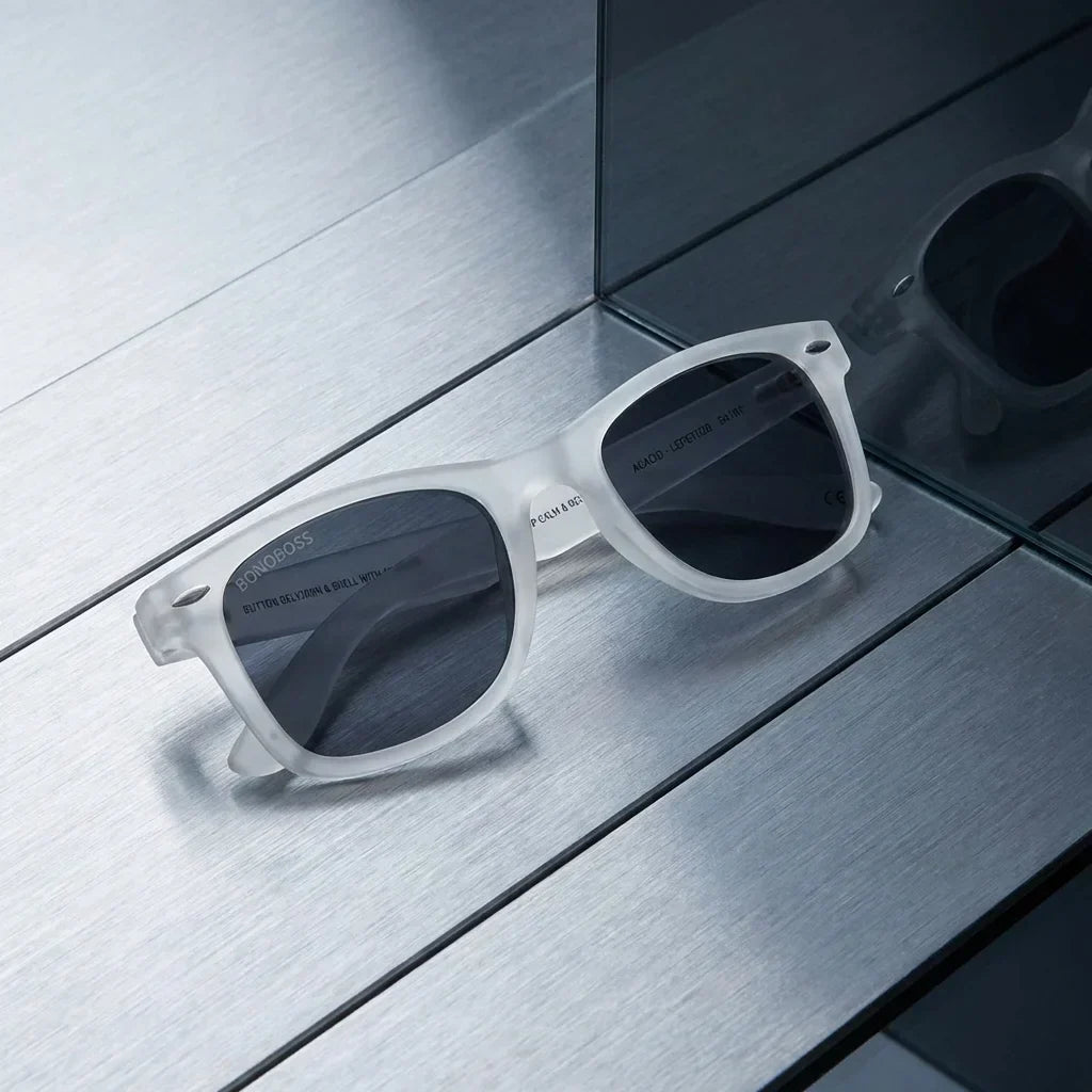 Lentes sol Acacio rPET polarizados UV400 RPET reciclado transparente sobre superficie metal brushed industrial Bonoboss #editorial_grid1 #color_transparente