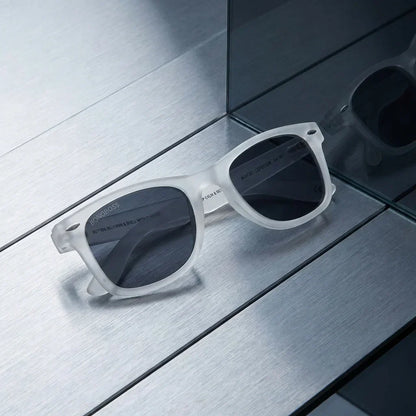 Lentes sol Acacio rPET polarizados UV400 RPET reciclado transparente sobre superficie metal brushed industrial Bonoboss #editorial_grid1 #color_transparente