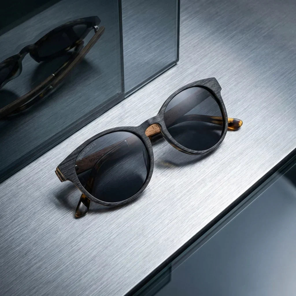 Lenses sun chiloe 110 wood polarized UV400 gray sobre superficie metal brushed industrial bonoboss #editorial_grid1 #color_gris