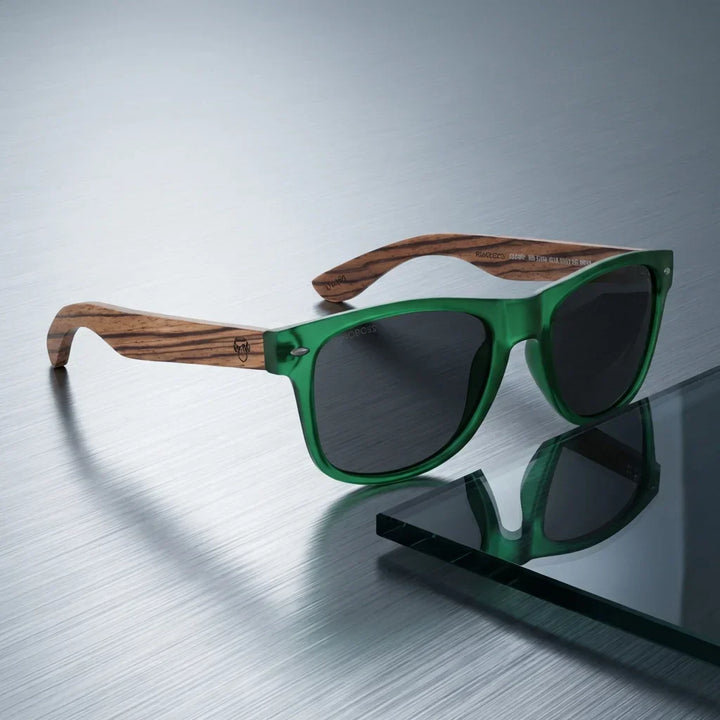 Lenses sun acacia polarized UV400 wood zebrawood forest smoke sobre brushed metal industrial surface bonoboss #editorial_grid1 #color_forest-smoke